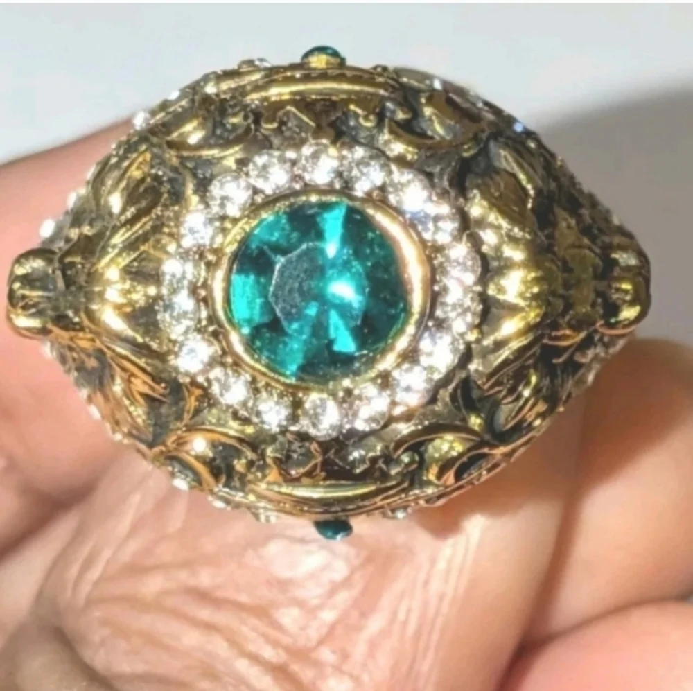 Elegant Golden Lion and Green Gemstone Mens Ring Sz 10